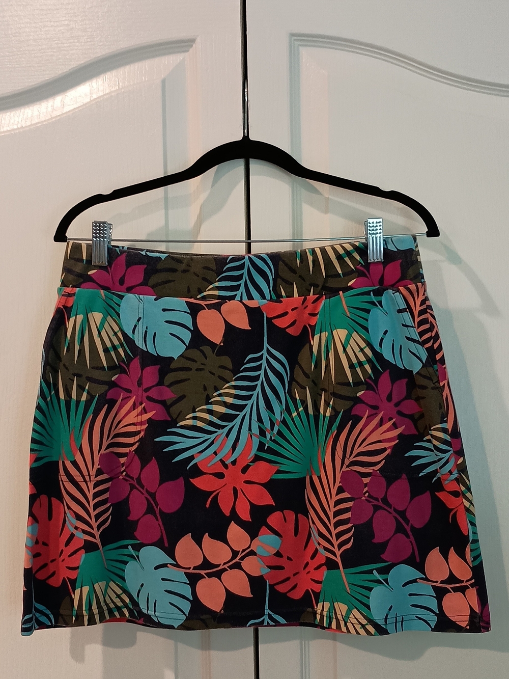 croft & barrow Black Tropical Print Mini Skirt with Teal, Coral & Magenta Leaves